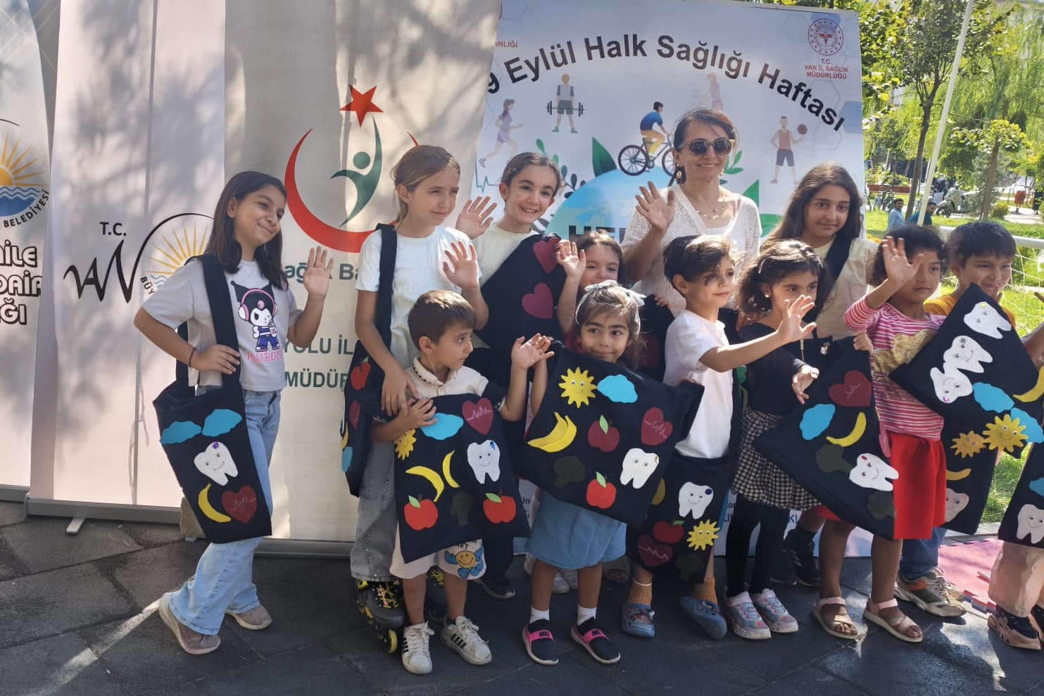 &Ccedil;ocuklar kendi &ccedil;antalarını tasarladı