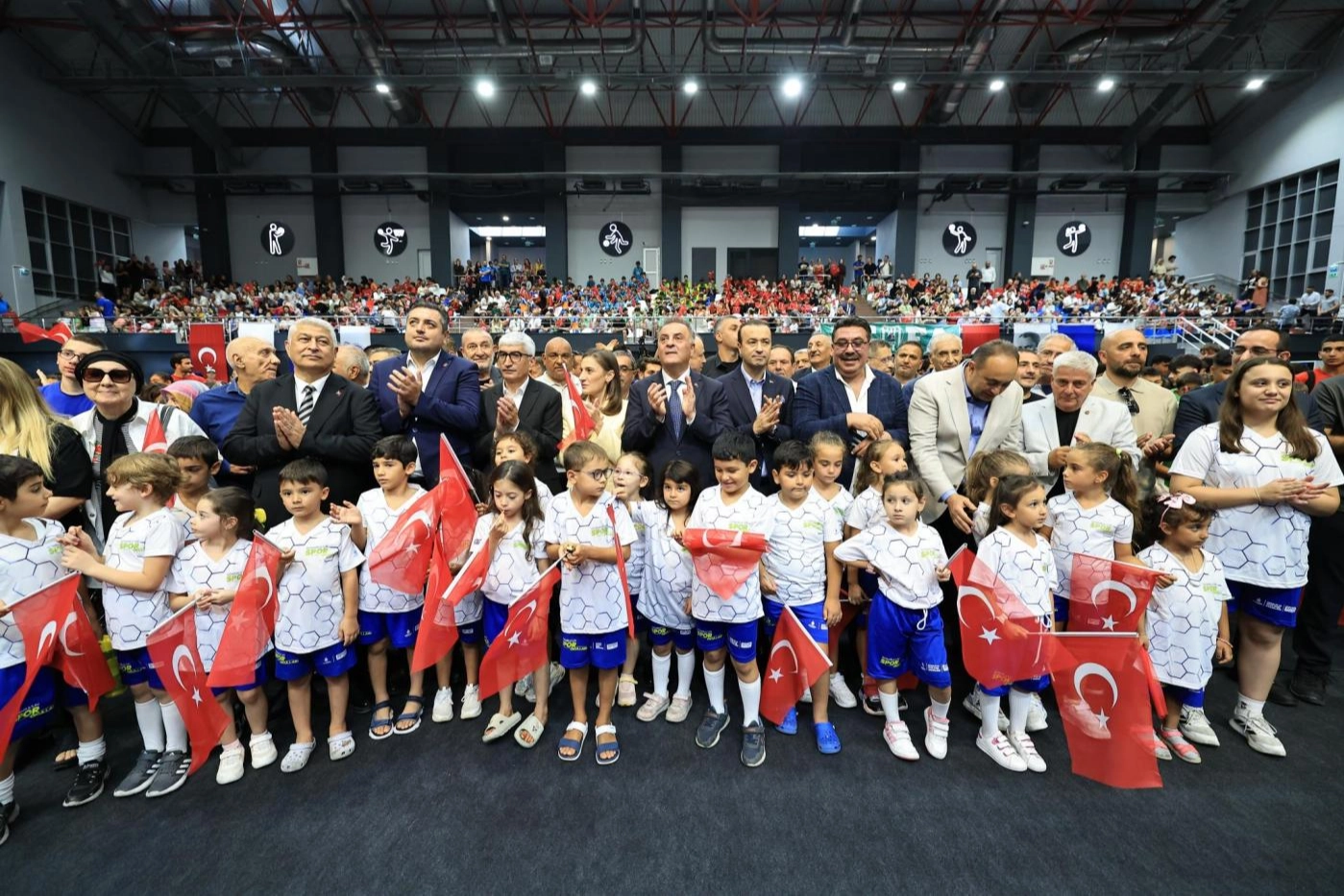 İBB Fatih Spor Kompleksi yeni &ccedil;ehresiyle a&ccedil;ıldı