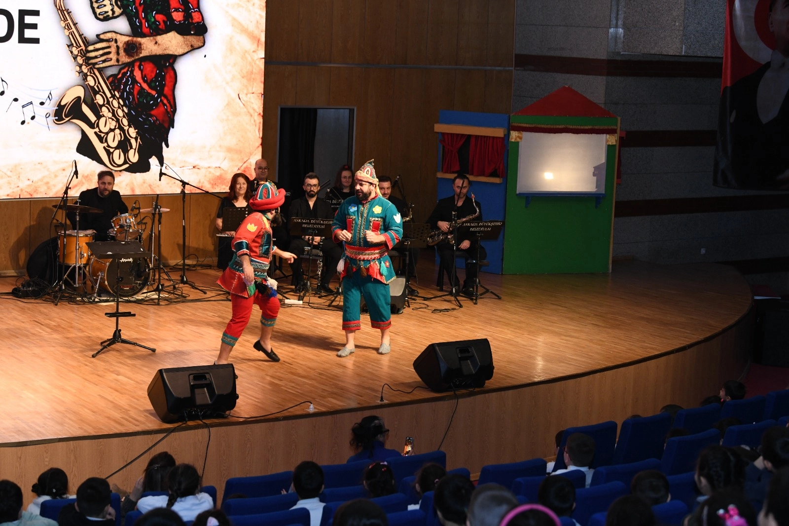 Karag&ouml;z ve Hacivat&rsquo;tan miniklere m&uuml;zikli g&ouml;steri