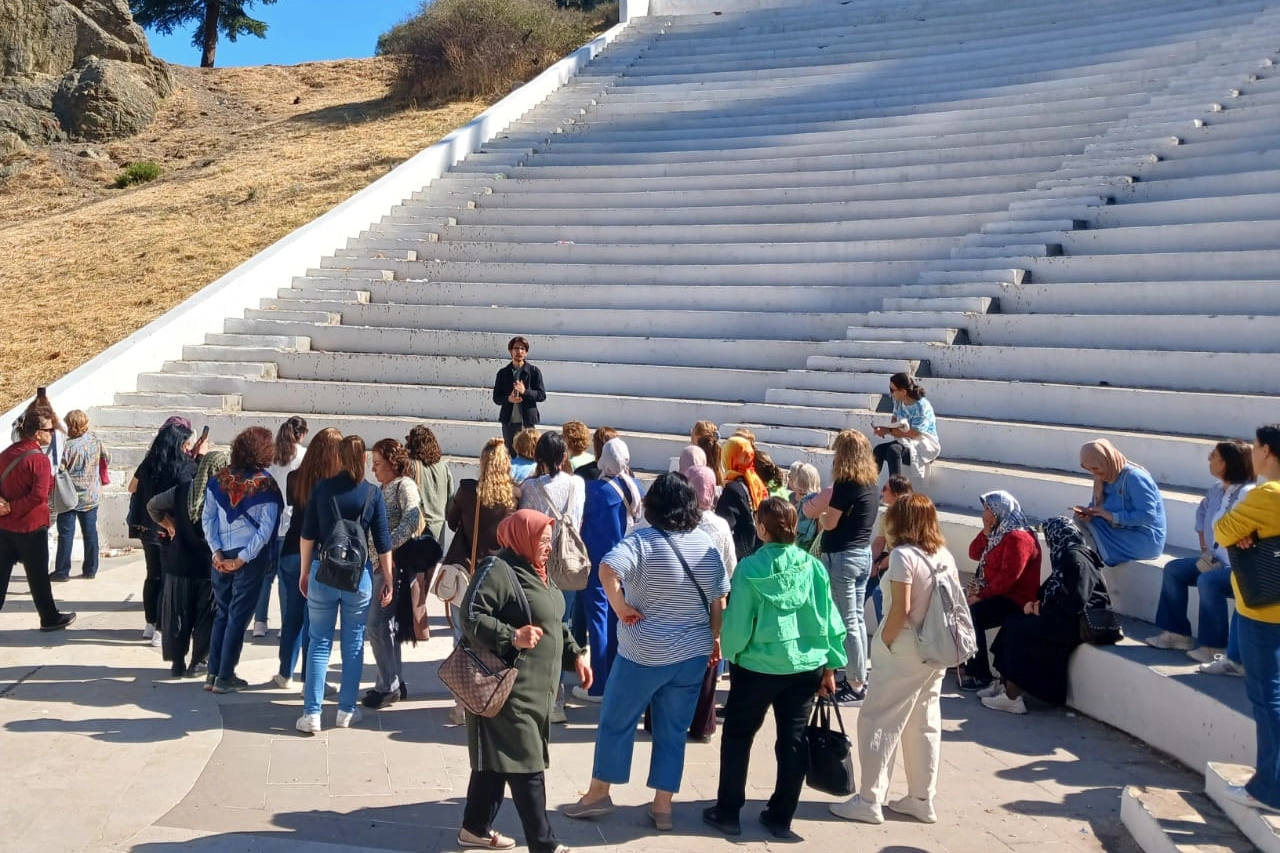 Manisalı binlerce kadın k&uuml;lt&uuml;rel gezilerde buluştu