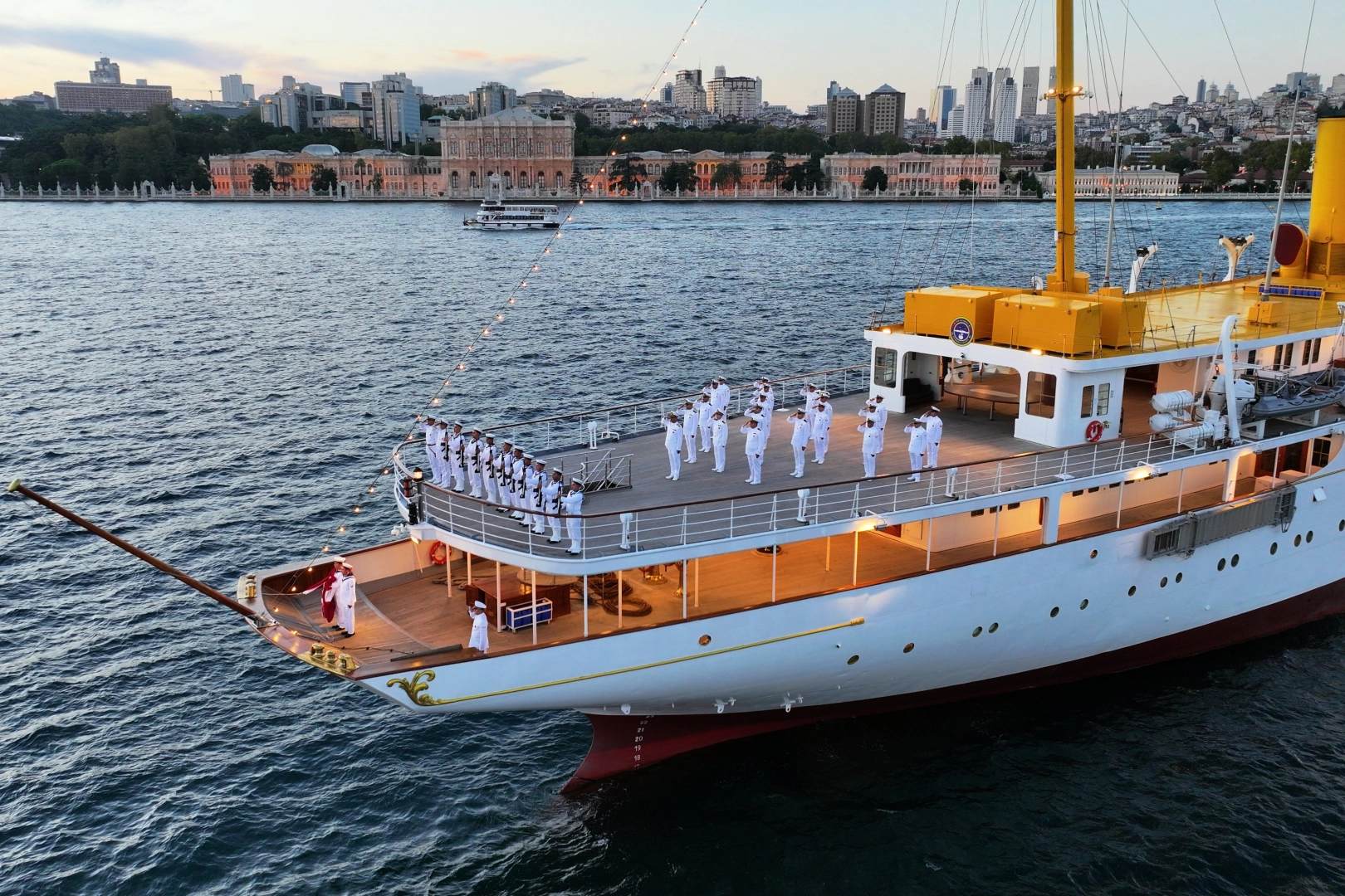 TCG Savarona Dolmabah&ccedil;e a&ccedil;ıklarında demirledi