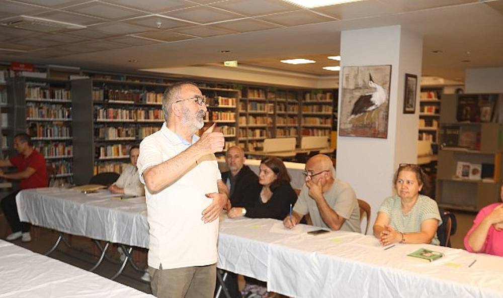 Efes Sel&ccedil;uk'ta Kitap Severler Kuyucaklı Yusuf'u Konuştu