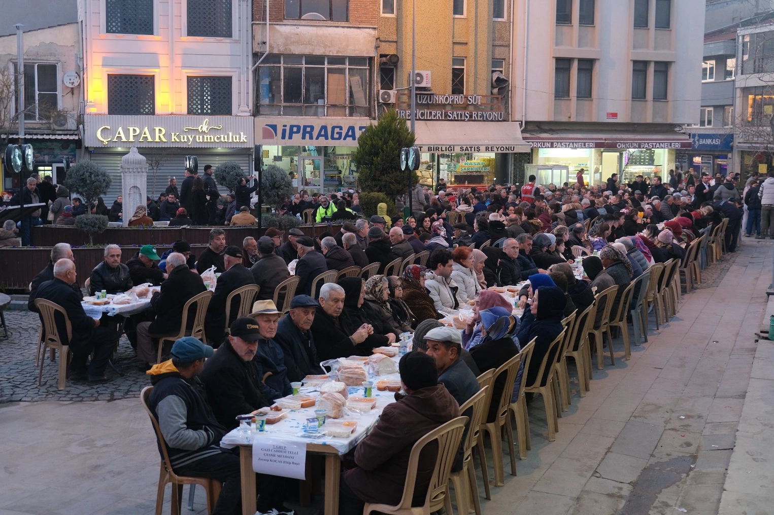 Uzunk&ouml;pr&uuml;l&uuml;ler b&uuml;y&uuml;k iftar sofrasında buluştu