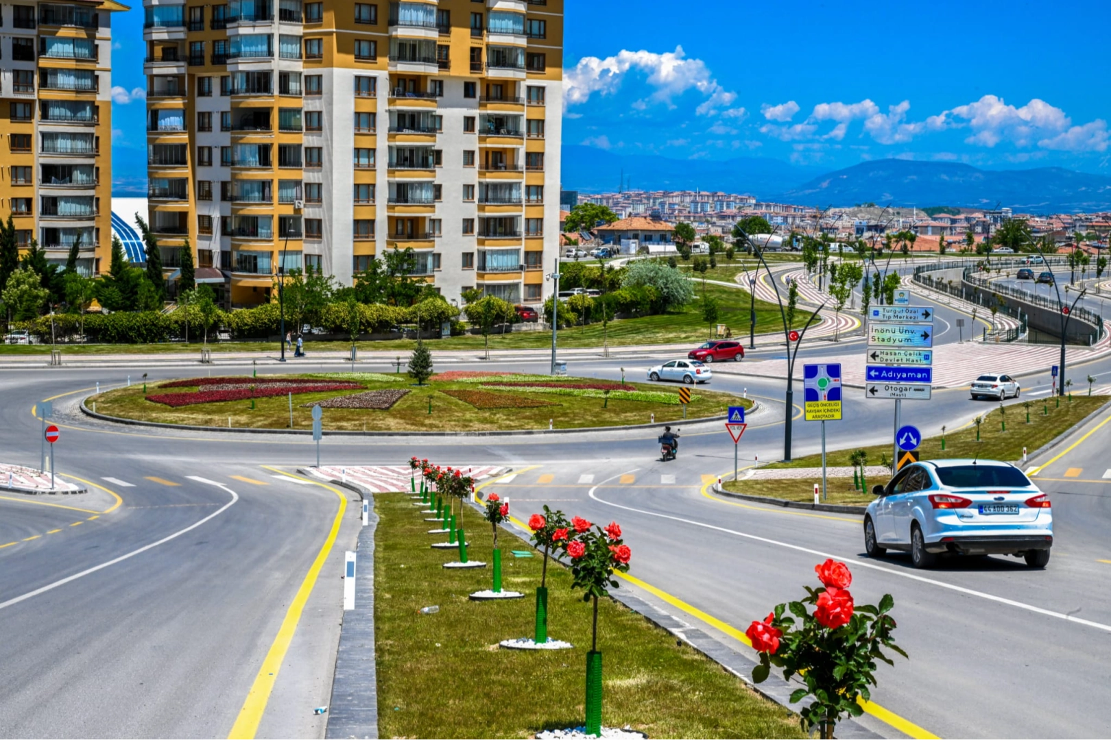 Malatya&rsquo;da parklar ve kavşaklar &ccedil;i&ccedil;eklerle s&uuml;slendi