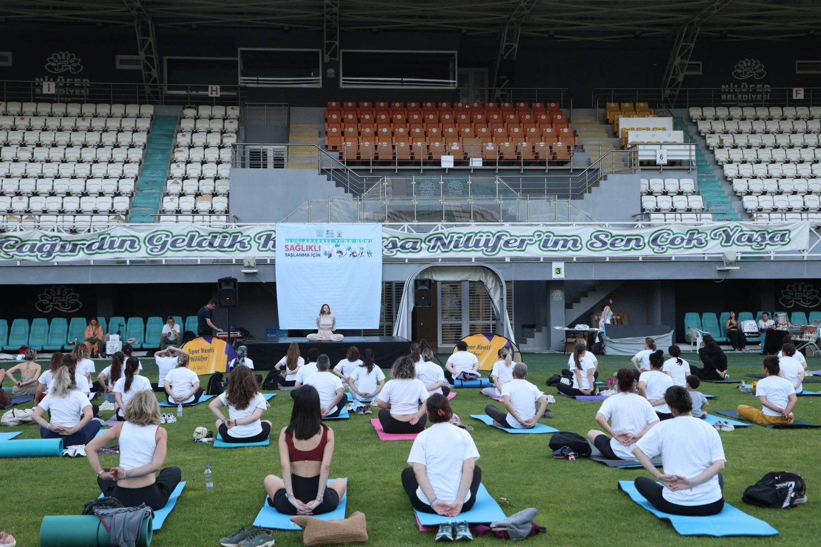Sağlıklı yaşlanma i&ccedil;in yoga yaptılar