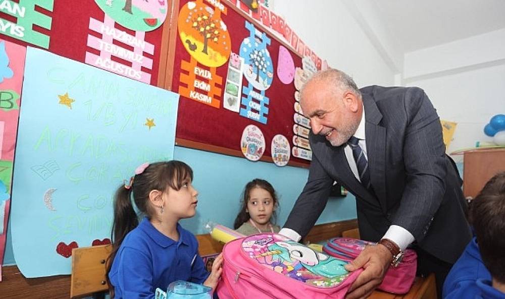 Canik'te T&uuml;m &Ouml;ğrenciler &Ccedil;anta ve Kırtasiye Setlerine Kavuştu 