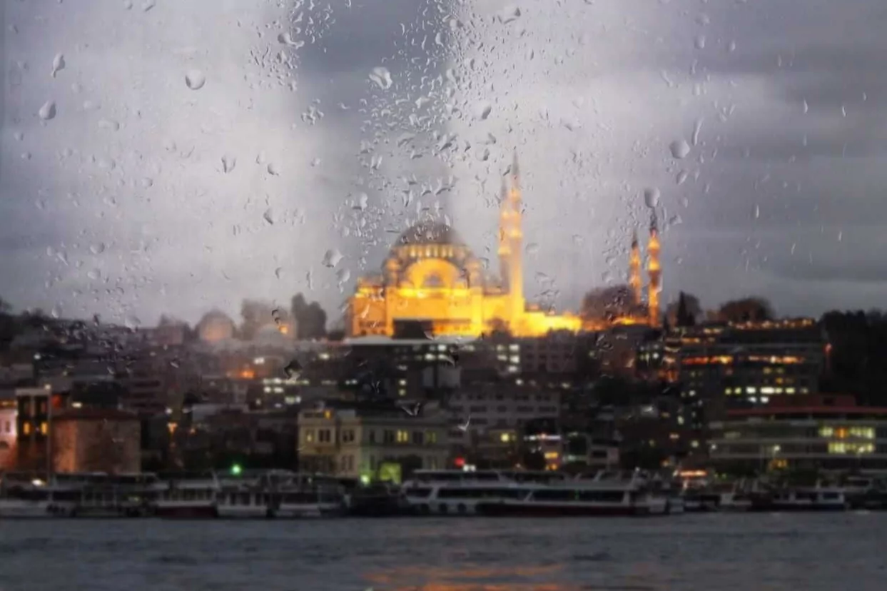 İstanbul&rsquo;da eğitime 1 g&uuml;n ara verildi! Motosikletlerin trafiğe &ccedil;ıkışı yasaklandı