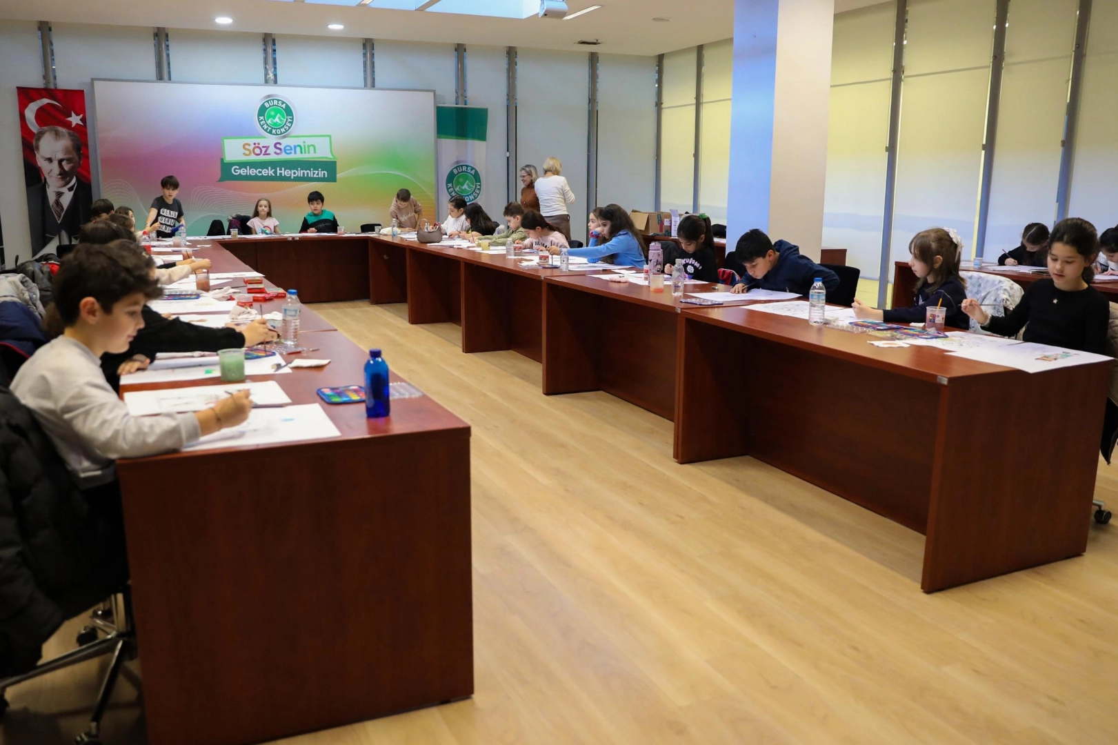 Bursa'da &ccedil;ocuklar bir g&uuml;nl&uuml;ğ&uuml;ne ressam oldu