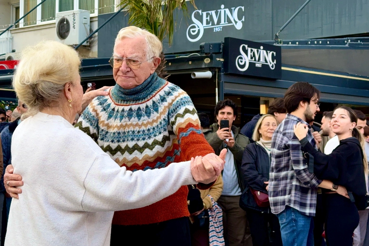 Aşkın melodileri Alsancak&rsquo;ta y&uuml;kseldi