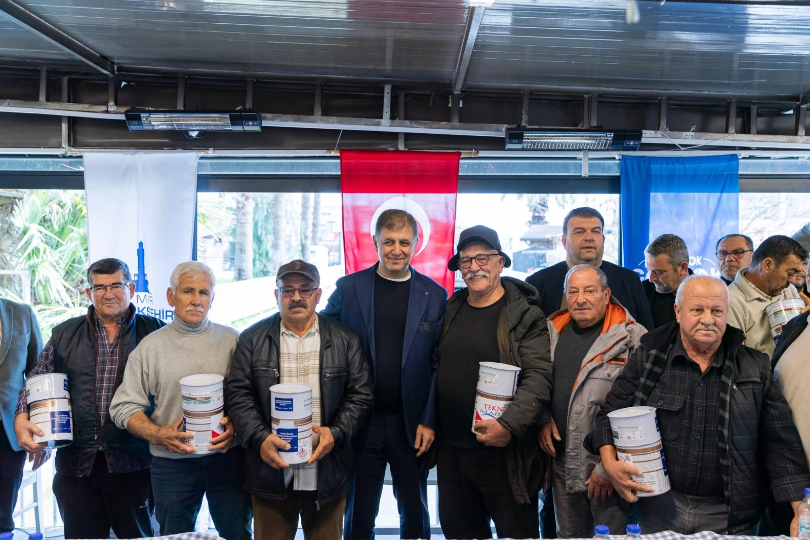 İzmir'de k&uuml;&ccedil;&uuml;k &ouml;l&ccedil;ekli balık&ccedil;ıya dayanışma eli