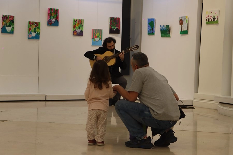 İstanbul'da Maltepeli k&uuml;&ccedil;&uuml;k ressamların sergisi a&ccedil;ıldı