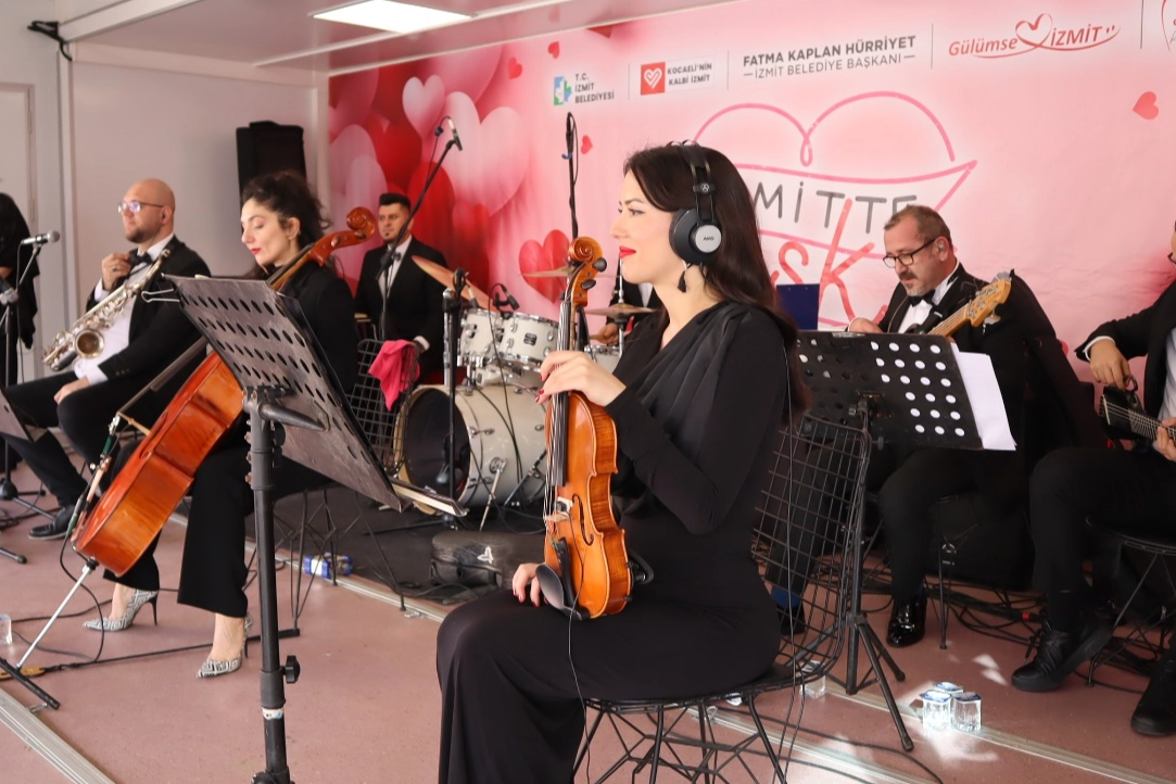 Kocaeli İzmit&rsquo;te Sevgililer G&uuml;n&uuml; coşkusu