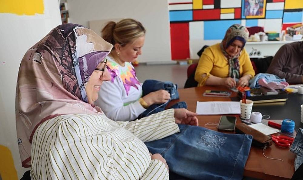 Sashiko at&ouml;lyesiyle &uuml;r&uuml;nlerini yenilemeyi &ouml;ğrendiler