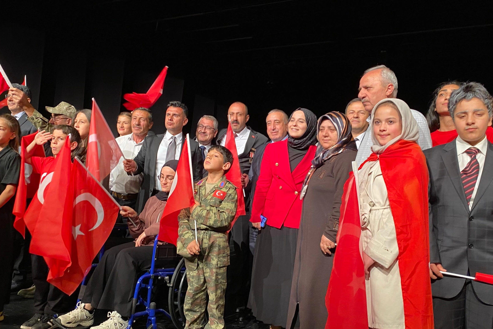 Erzurum'da &ccedil;ocuklar 15 Temmuz'u sahneye taşıdı