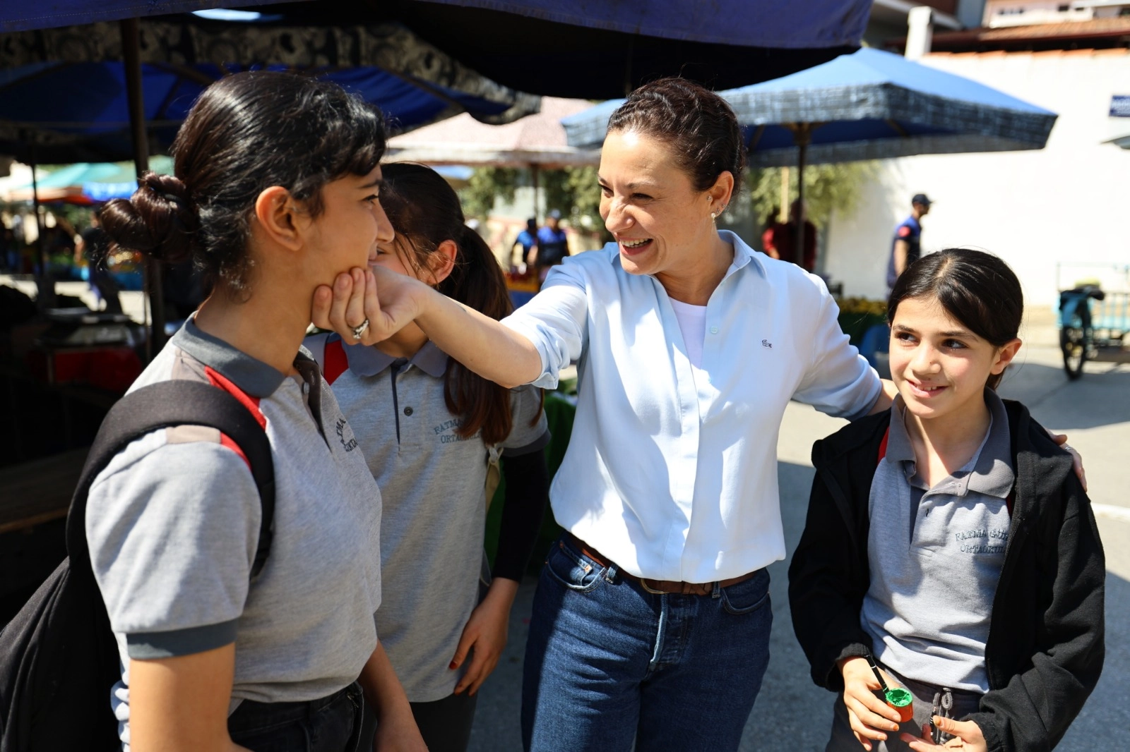 Efes Sel&ccedil;uk'tan &ouml;ğrenciye destek, yerel esnafa nefes