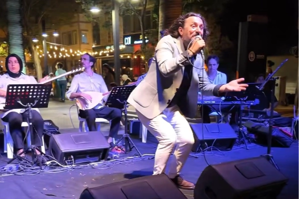 Mudanya&rsquo;da deniz kıyısında m&uuml;zik keyfi