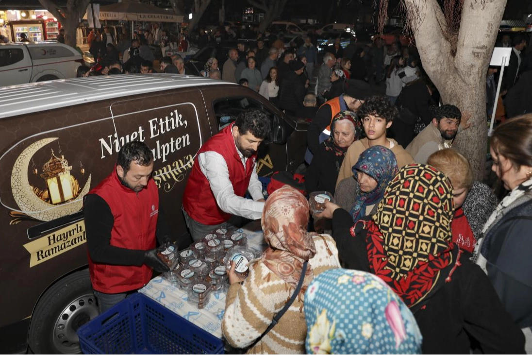 Mersin B&uuml;y&uuml;kşehir&rsquo;den Kadir Gecesi&rsquo;nde lokma ikramı