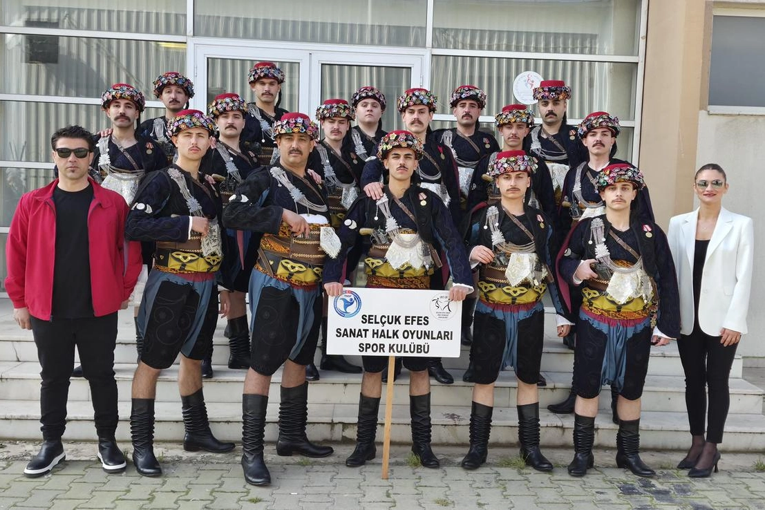 Sel&ccedil;uk Efes Sanat Halk Oyunları ekibi &uuml;&ccedil;&uuml;nc&uuml; oldu