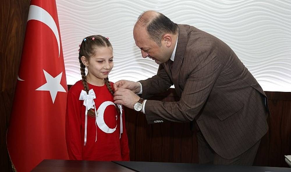 İstiklal Marşı Birincisi Ecem Hifa Sert'e Başkan Sel&ccedil;uk Yıldız'dan &Ouml;d&uuml;l