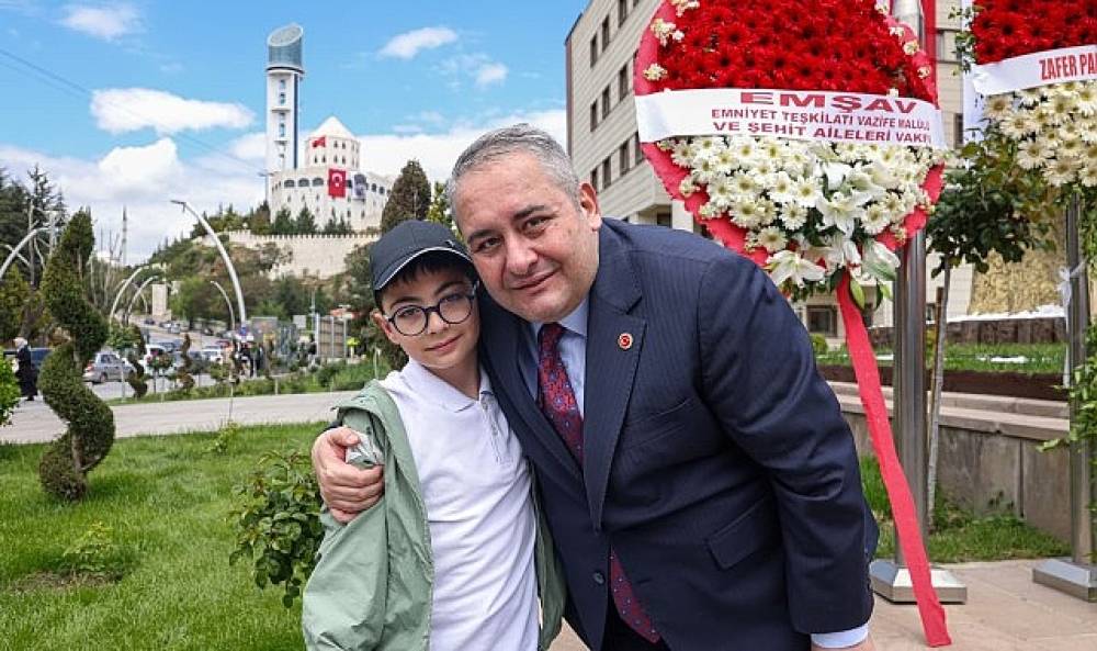 Ke&ccedil;i&ouml;ren'de 19 Mayıs Kutlamaları &Ccedil;elenk Sunma T&ouml;reni İle Başladı