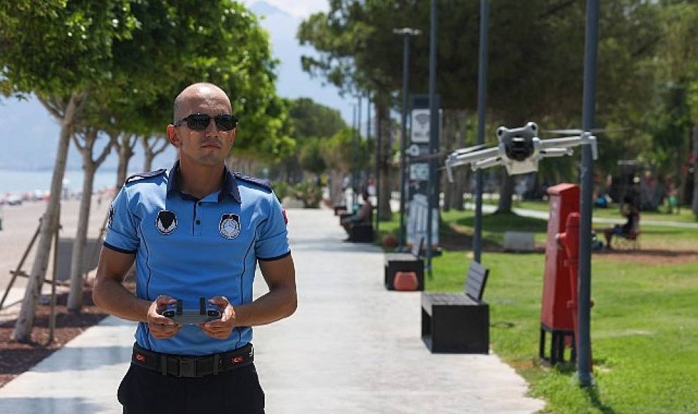 B&uuml;y&uuml;kşehir zabıtası Konyaaltı Sahili'nde dron desteğiyle denetimlerini s&uuml;rd&uuml;r&uuml;yor