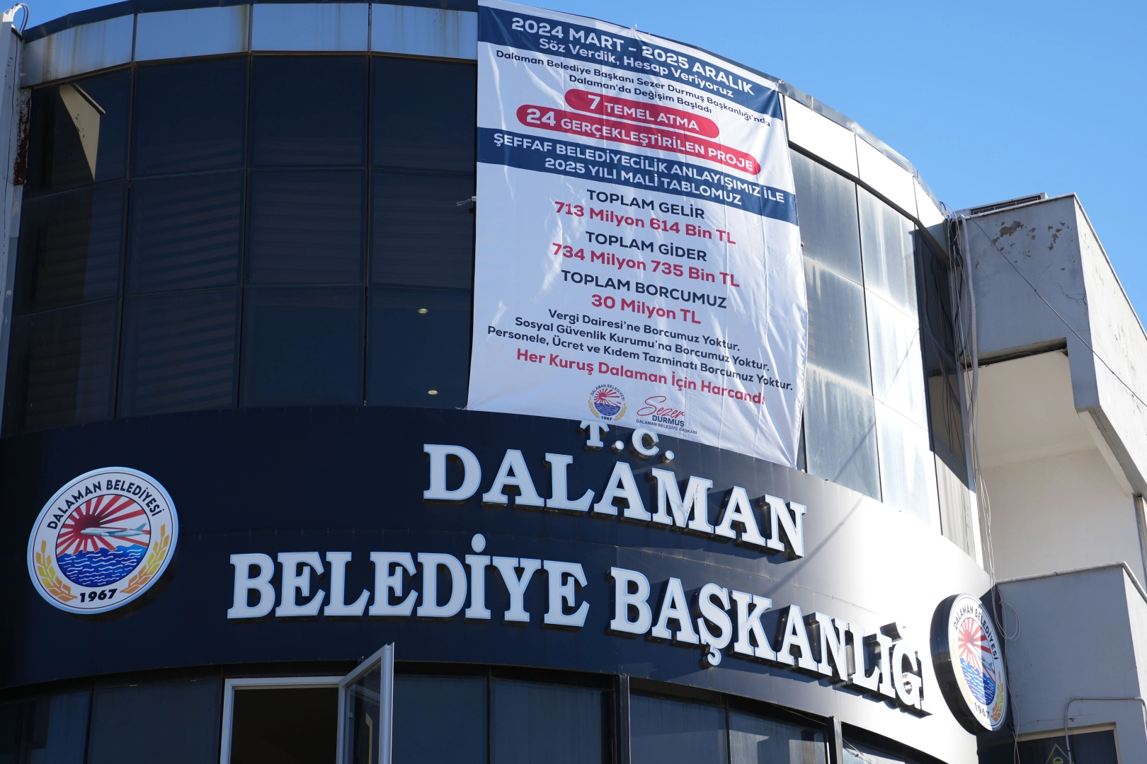 Dalaman Belediyesi mali tablolarını pankartla a&ccedil;ıkladı