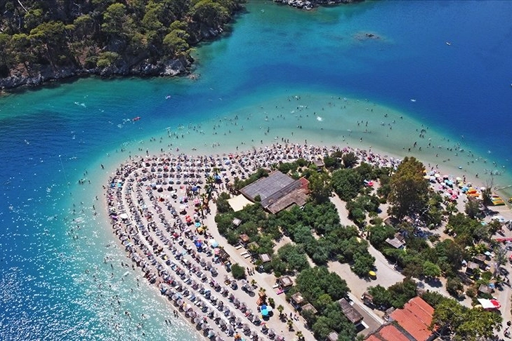 T&uuml;rkiye Mavi Bayrak&rsquo;ta d&uuml;nya &uuml;&ccedil;&uuml;nc&uuml;l&uuml;ğ&uuml;n&uuml; korudu... 2026&rsquo;da 654 tesis sertifikalandı