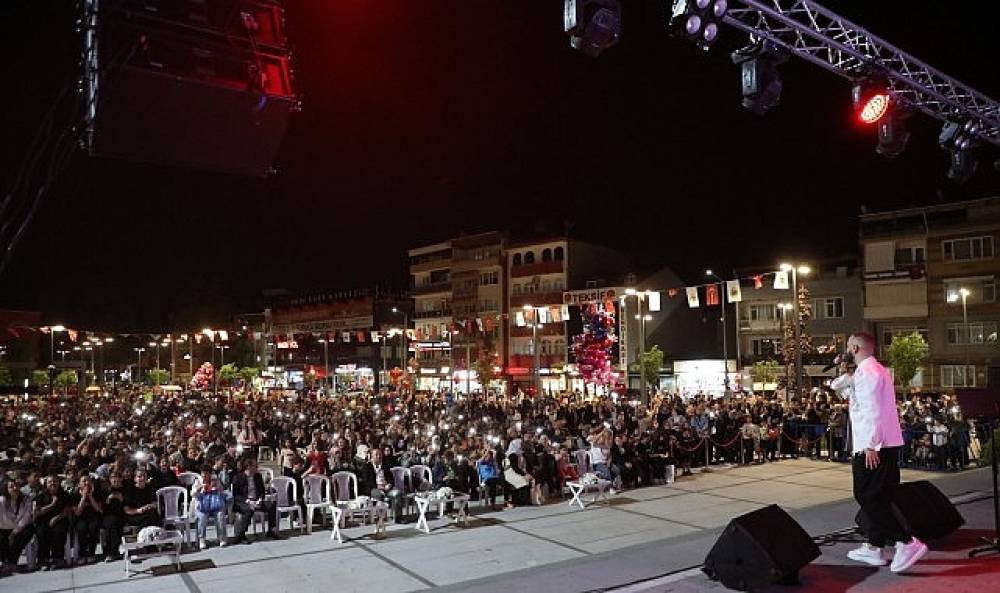 İneg&ouml;l'de 19 Mayıs Coşkusu Safa Zakir Konseriyle Zirveye Ulaştı