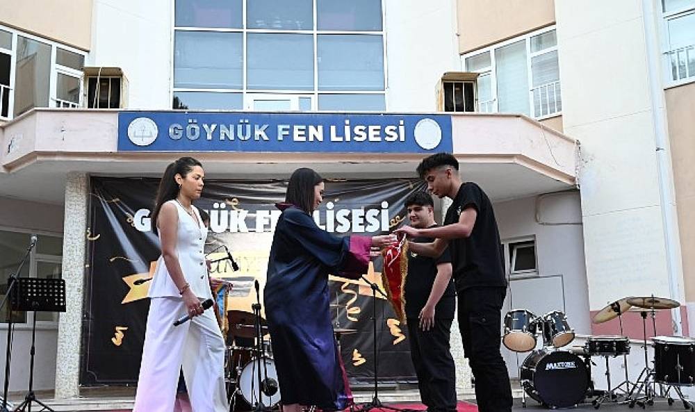 &Ouml;ğrencilerin mezuniyet sevinci 