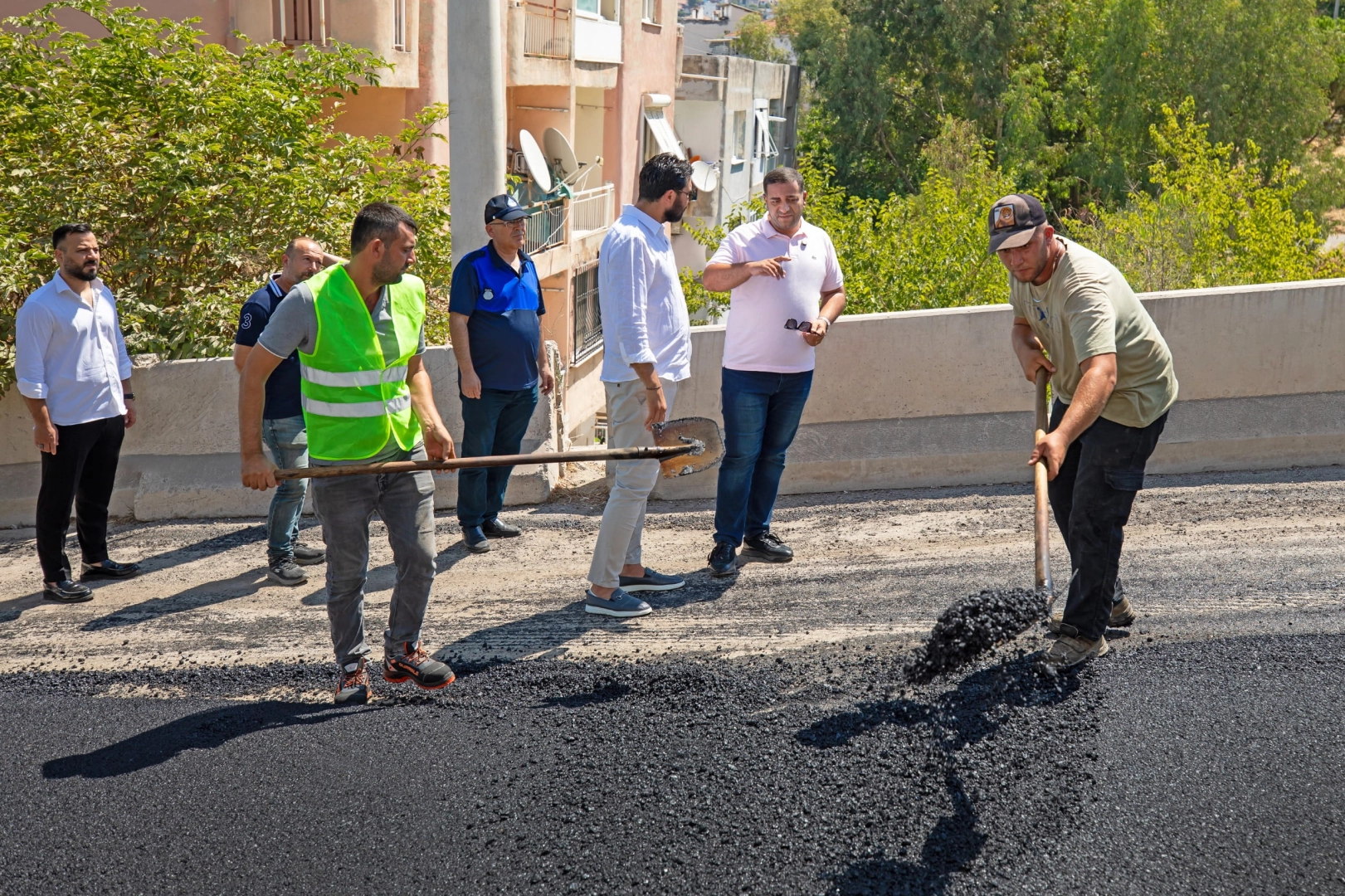 İzmir Narlıdere&rsquo;de asfalt &ccedil;alışmaları hız kesmeden s&uuml;r&uuml;yor