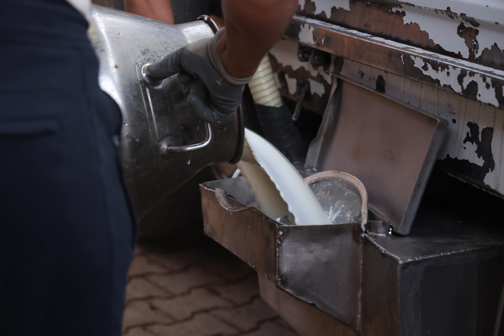 Antalya'da s&uuml;t &uuml;reticilerine tank desteği