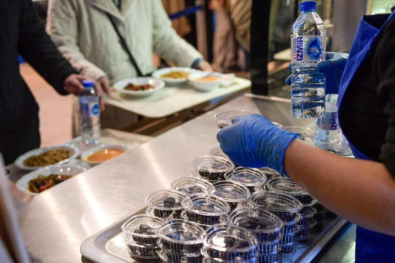 İzmir B&uuml;y&uuml;kşehir&rsquo;in Kent Lokantaları&rsquo;nda &uuml;cretsiz iftar