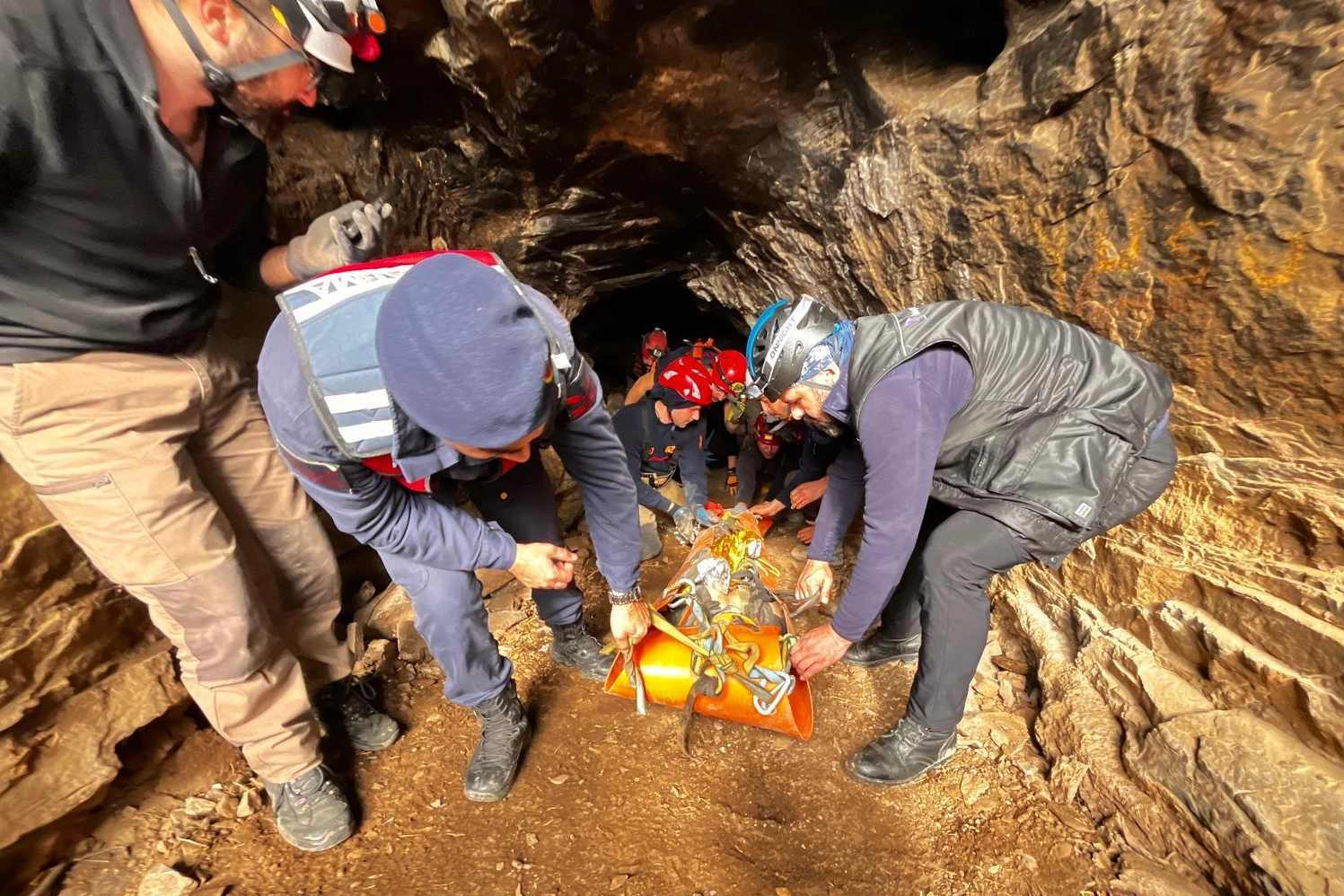 İzmir Sel&ccedil;uk&rsquo;ta mağarada 9 saatlik kurtarma seferberliği