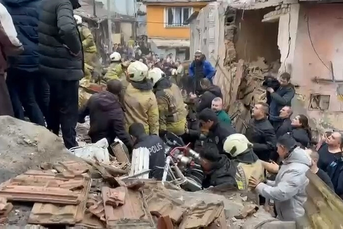 İBB: Fatih'teki bina &ccedil;&ouml;kmesinin nedeni inceleniyor