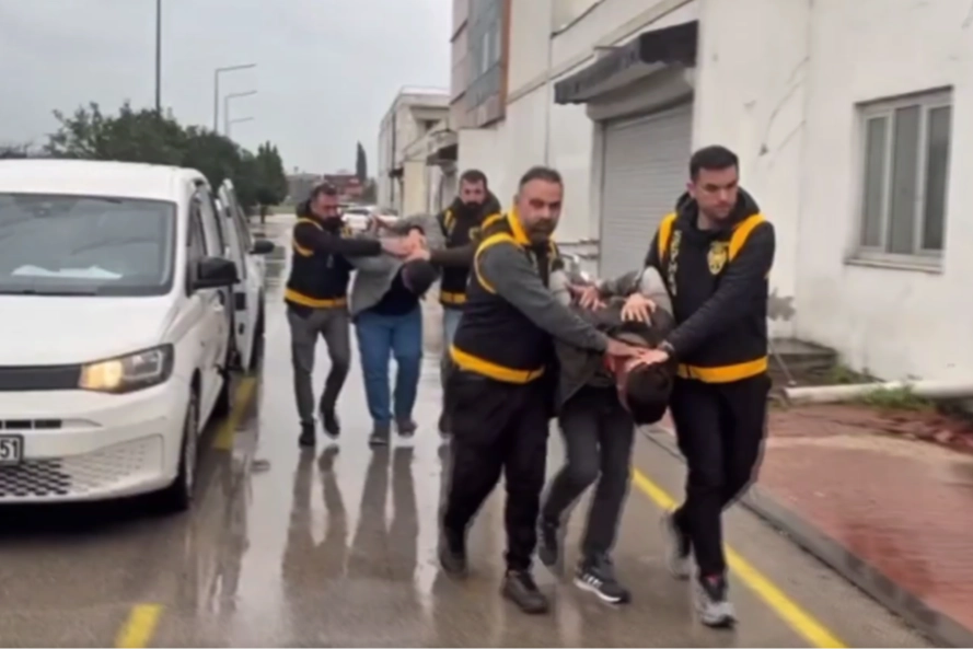 Adana&rsquo;da hayvana şiddet g&ouml;r&uuml;nt&uuml;lerine 2 g&ouml;zaltı!