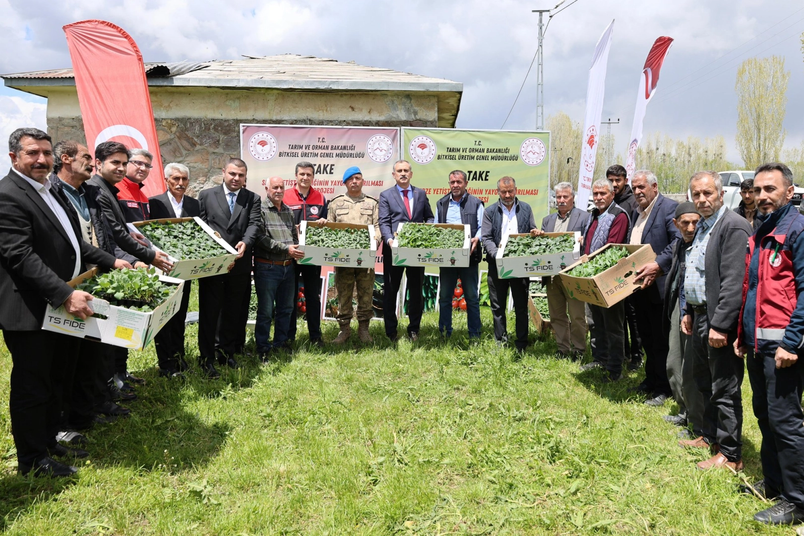 Ağrı Valiliği&rsquo;nden Aşkale'ye 100 bin fide desteği