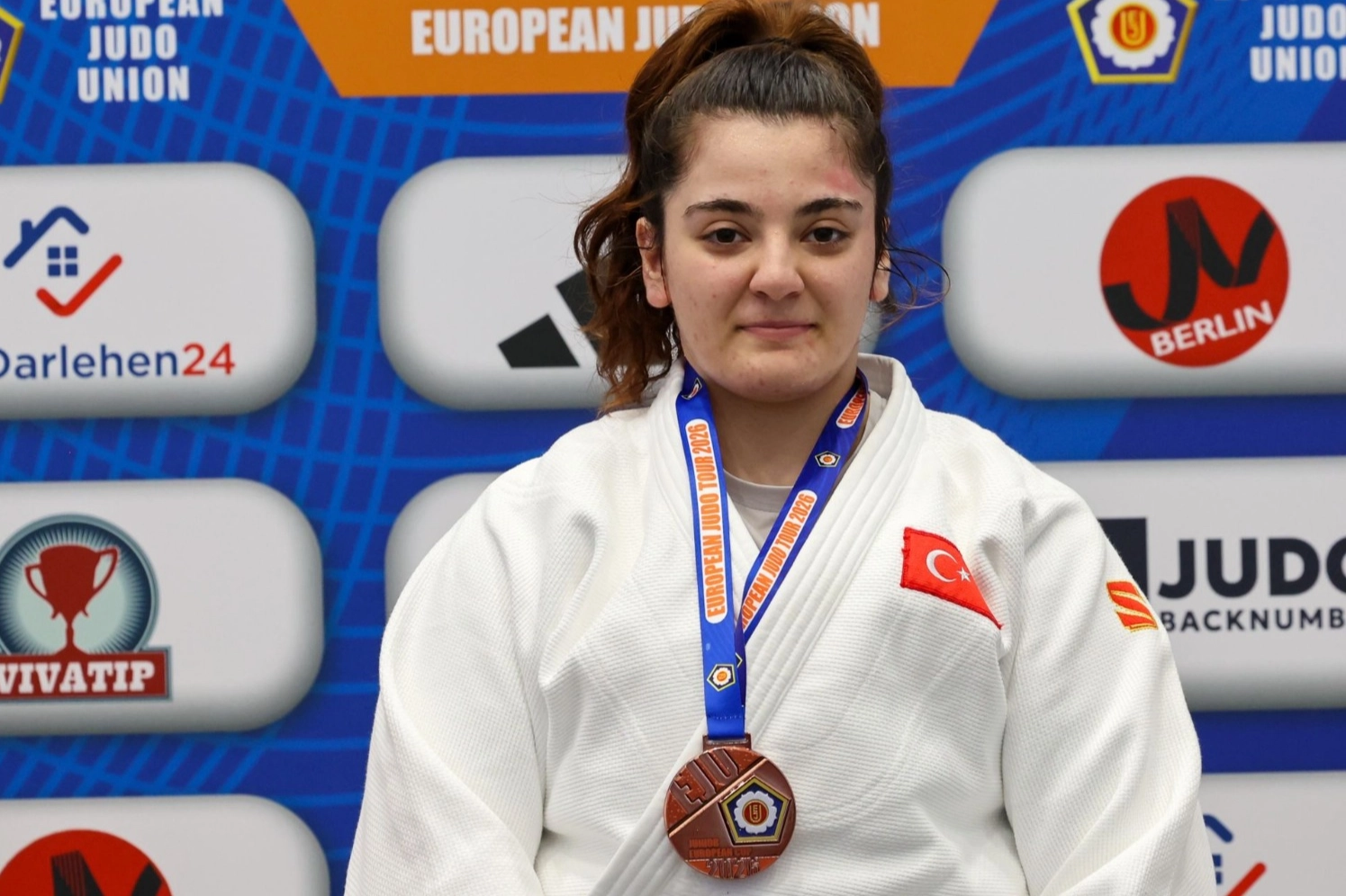 İzmirli Sema Avrupa Kupası&rsquo;nda k&uuml;rs&uuml;de