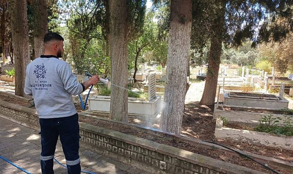 Başkan &Ccedil;er&ccedil;ioğlu'ndan Mezarlıklarda Kurban Bayramı &Ouml;ncesi Temizlik &Ccedil;alışması