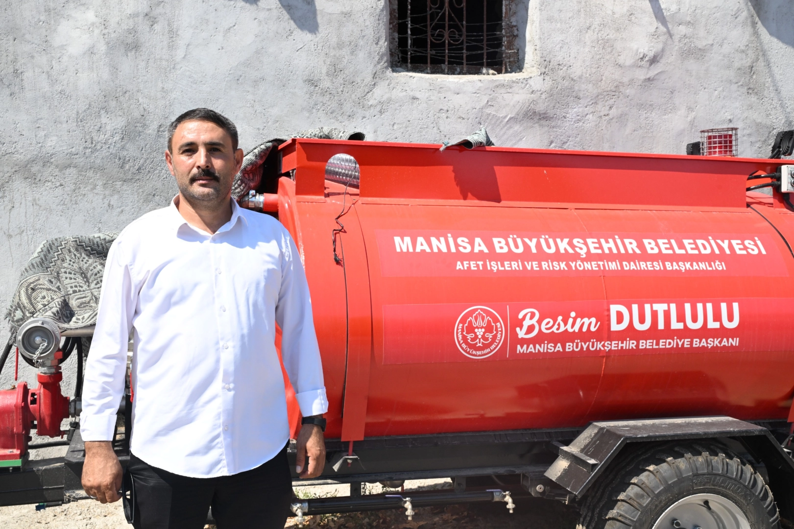 Manisa B&uuml;y&uuml;kşehir&rsquo;in tankeri yangının k&ouml;ye ulaşmasını engelledi