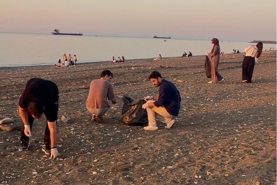 Trabzon'da Gen&ccedil;lik Meclisi&rsquo;nden Ayasofya sahilinde &ccedil;evre temizliği
