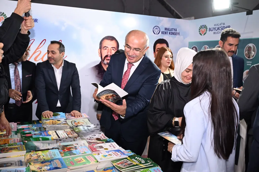 Malatya kitaplara 12'nci kez kapı a&ccedil;tı