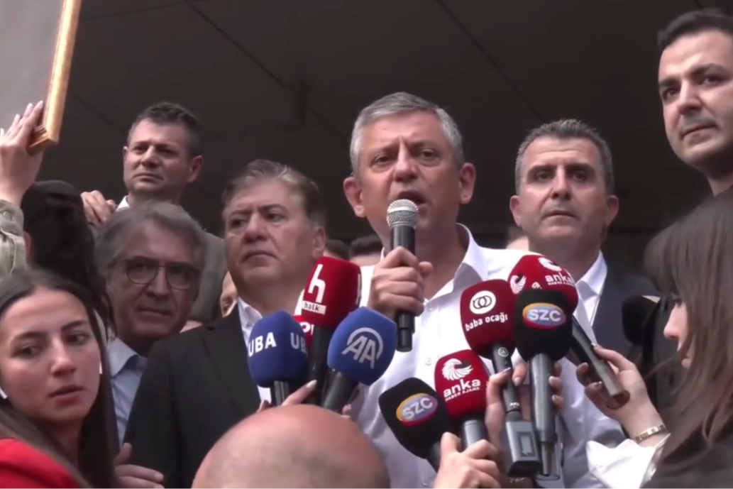 &Ouml;zg&uuml;r &Ouml;zel: CHP sokakta, meydanda, yoldadır... Geri gelmek &uuml;zere &ccedil;ıkıyorum!
