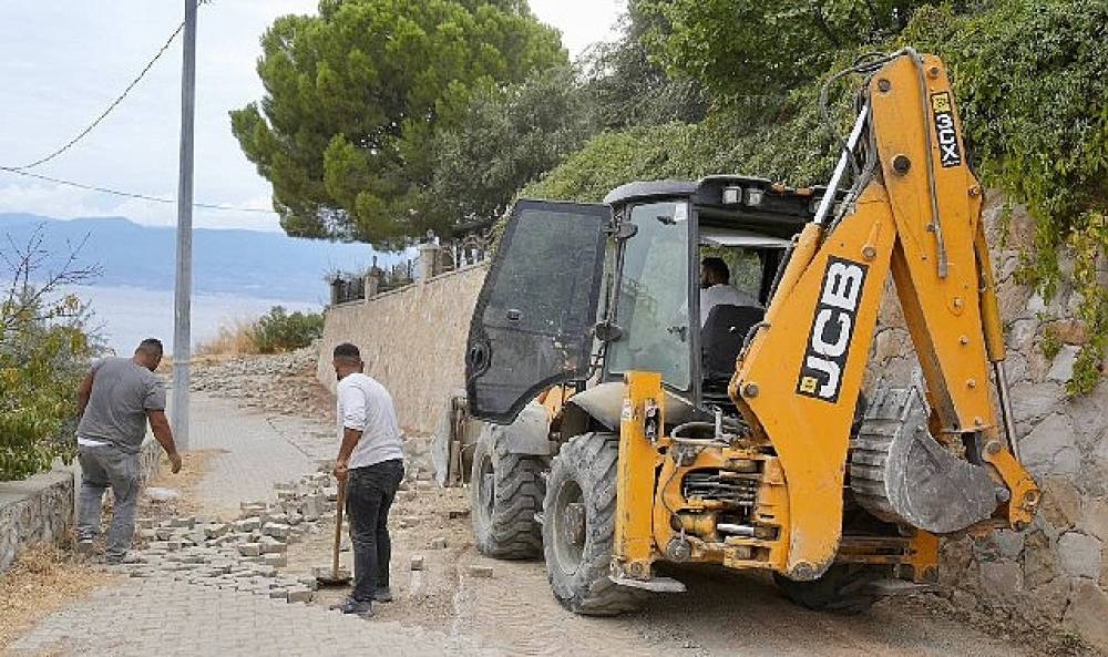 Burhaniye'de yol yapım, bakım ve onarım &ccedil;alışmalarında yoğun mesai