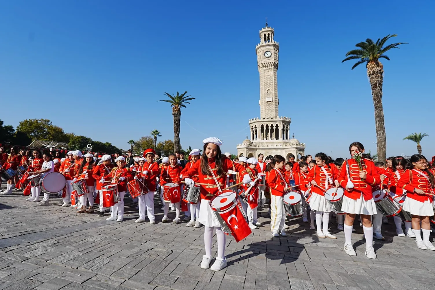 Cumhuriyet coşkusu bando g&ouml;sterileriyle meydanlara taşındı