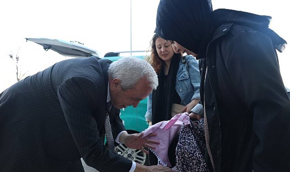 Başkan Şadi &Ouml;zdemir &ldquo;Anne Taksi"nin direksiyonuna ge&ccedil;ti