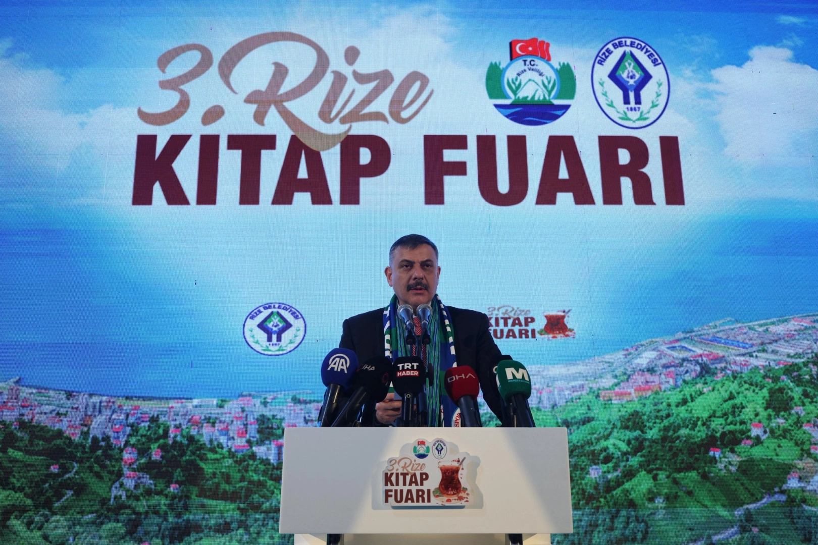 Bakan &Ccedil;ift&ccedil;i Rize Kitap Fuarı'nın a&ccedil;ılışına katıldı
