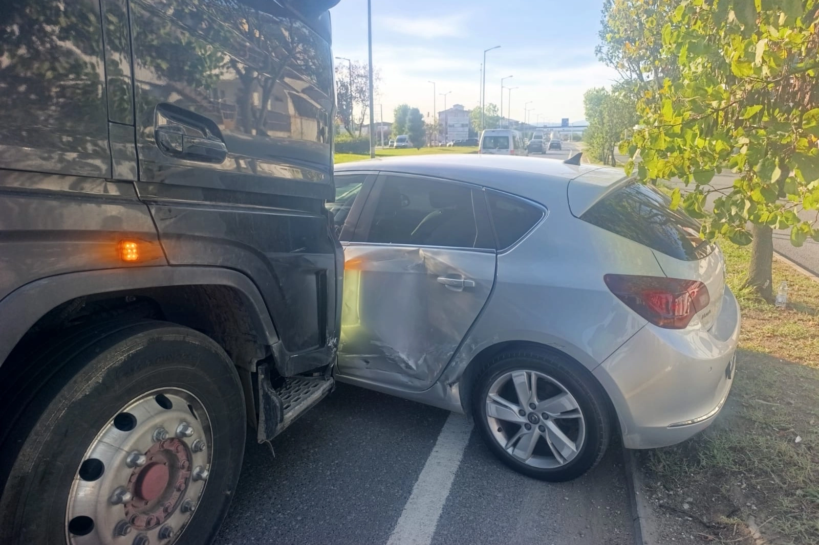 D&uuml;zce&rsquo;de tır ile otomobil &ccedil;arpıştı