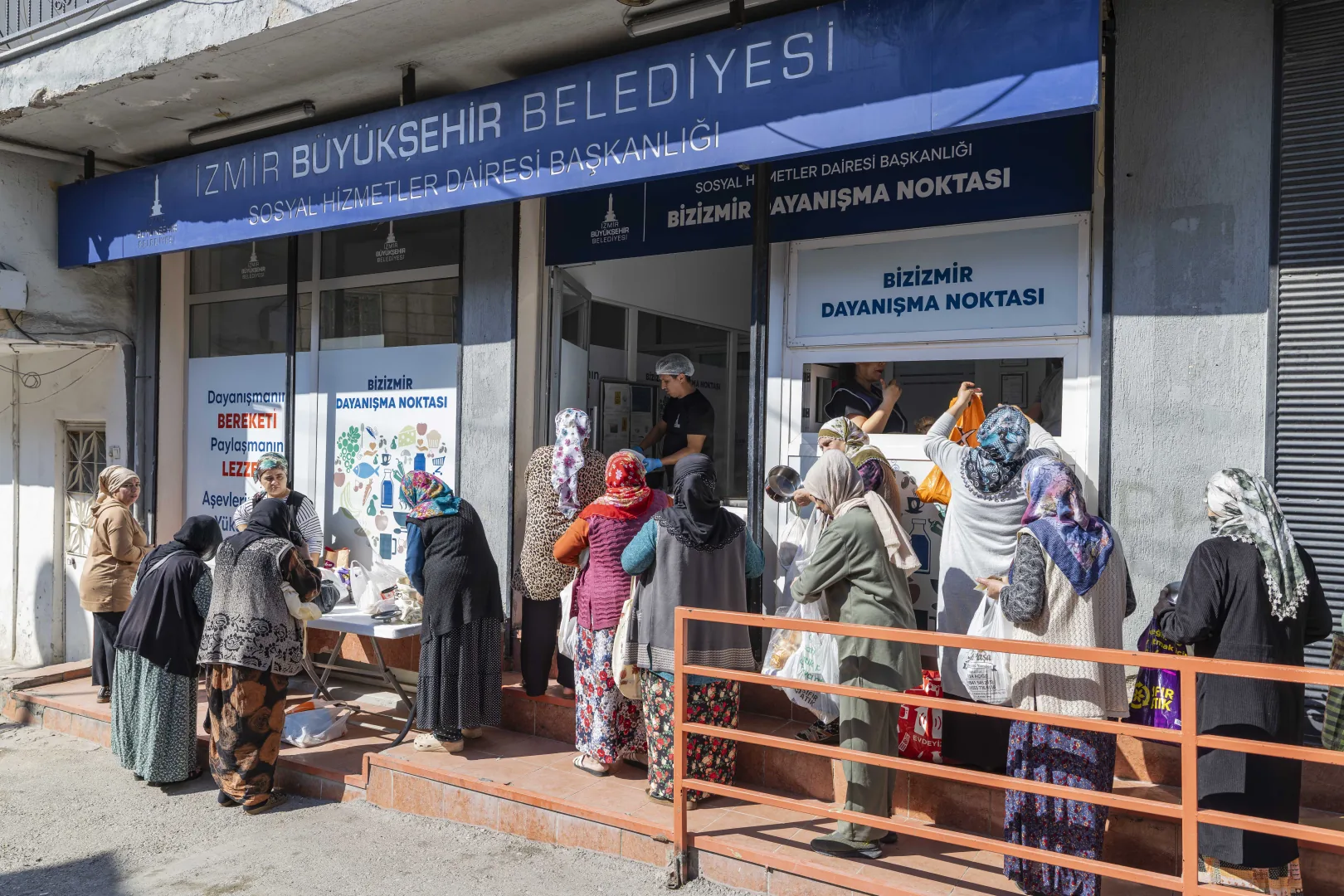 İzmir B&uuml;y&uuml;kşehir, dayanışma noktalarıyla vatandaşların yanında