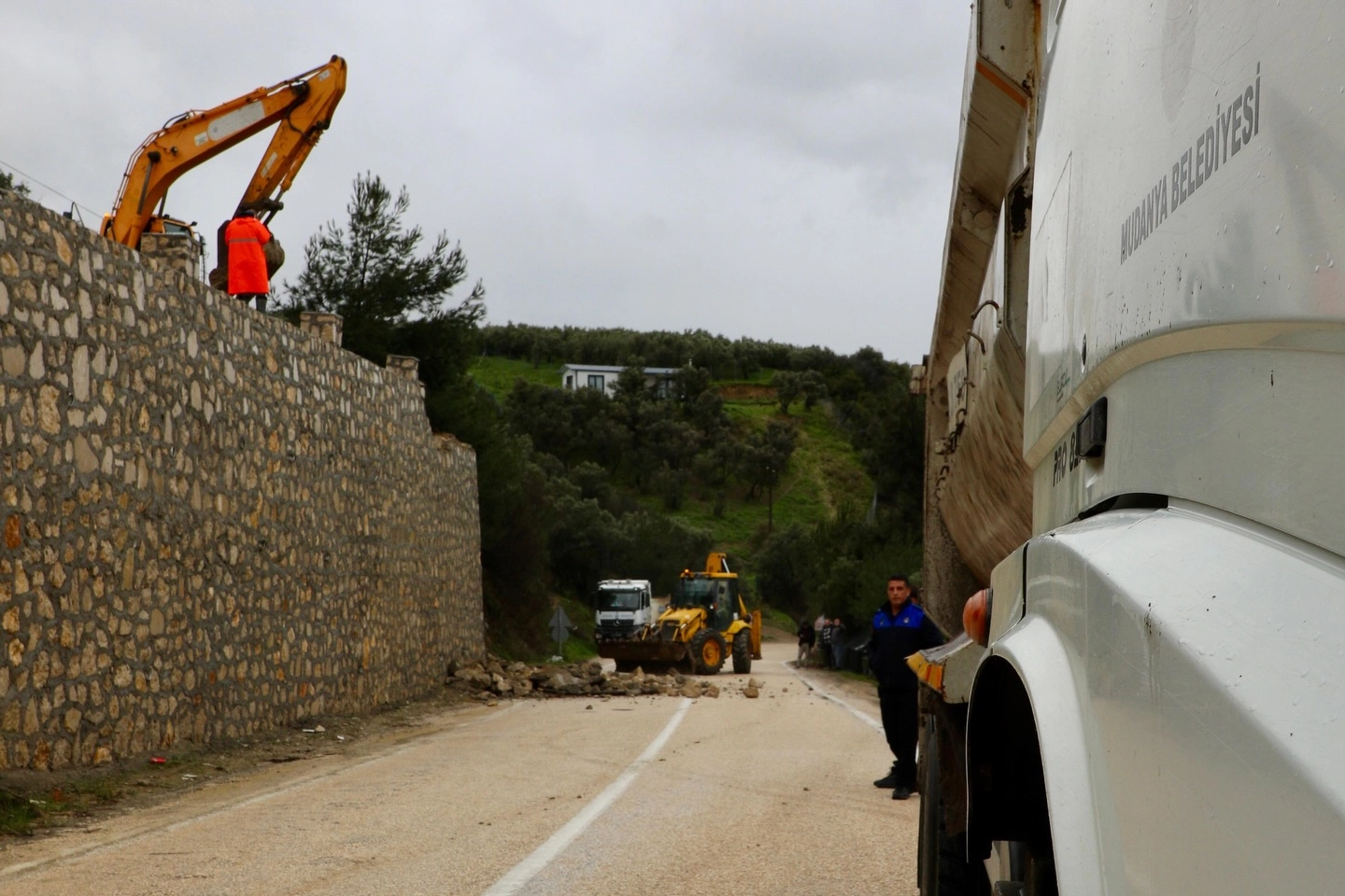 Mudanya'da zeytinlik alandaki ka&ccedil;ak taş duvara m&uuml;dahale!