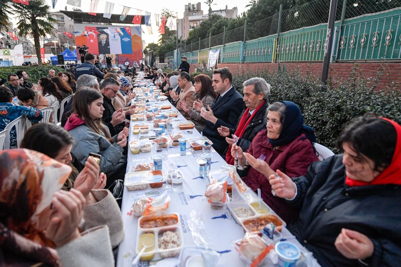 İzmir B&uuml;y&uuml;kşehir bu kez Karşıyaka&rsquo;da sofra kurdu